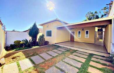 Imagem: A casa possui 3 Dormitórios, 2 Banheiros, 4 Vagas na garagem