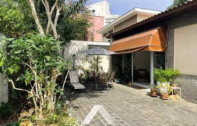 Imagem: A casa possui 5 Dormitórios, 4 Banheiros, 5 Vagas na garagem