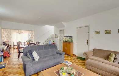 Imagem: A casa possui 3 Dormitórios, 3 Banheiros, 4 Vagas na garagem