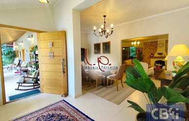 Imagem 7: Encantadora Casa com Localização Privilegiada no Coração de Itaipava, Toda Reformada, com