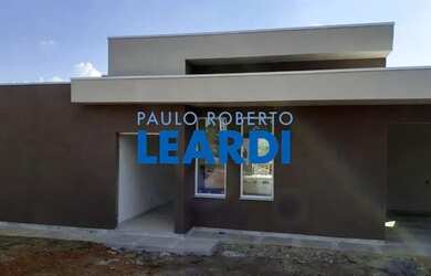 Imagem: A casa possui 3 Dormitórios, 4 Banheiros, 3 Vagas na garagem