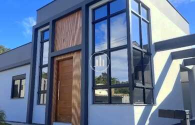 Imagem: A casa possui 3 Dormitórios, 2 Banheiros, 2 Vagas na garagem