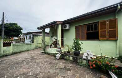 Imagem: A casa possui 3 Dormitórios, 2 Banheiros, 2 Vagas na garagem