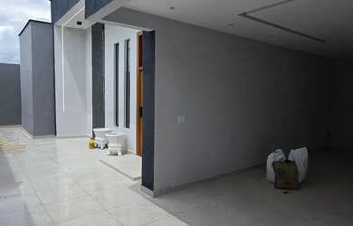 Imagem: A casa possui 3 Dormitórios, 5 Banheiros, 2 Vagas na garagem