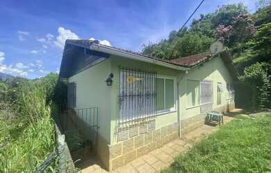 Imagem: A casa possui 5 Dormitórios, 4 Banheiros, 1 Vaga na garagem