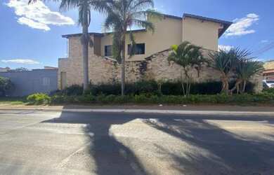 Imagem: A casa possui 3 Dormitórios, 4 Banheiros, 1 Vaga na garagem