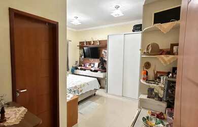 Imagem: A casa em condomínio possui 3 Dormitórios, 2 Banheiros, 1