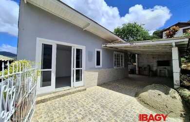 Imagem: A casa possui 3 Dormitórios, 2 Banheiros, 1 Vaga na garagem