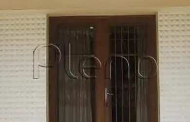 Imagem: A casa possui 3 Dormitórios, 2 Banheiros, 4 Vagas na garagem