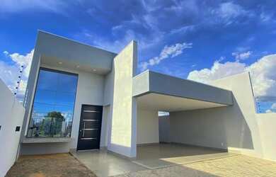 Imagem: A casa possui 3 Dormitórios, 3 Banheiros, 2 Vagas na garagem