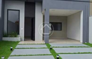 Imagem: A casa possui 3 Dormitórios, 2 Banheiros, 2 Vagas na garagem