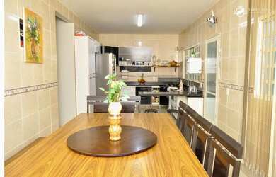 Imagem: A casa possui 3 Dormitórios, 2 Banheiros, 3 Vagas na garagem