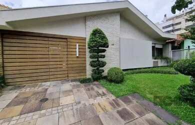 Imagem: A casa possui 3 Dormitórios, 3 Banheiros, 2 Vagas na garagem