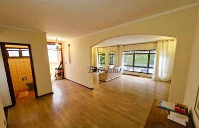 Imagem: A casa possui 4 Dormitórios, 5 Banheiros, 5 Vagas na garagem