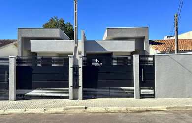 Imagem: A casa possui 3 Dormitórios, 2 Banheiros, 2 Vagas na garagem