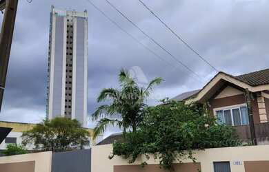 Imagem: A casa possui 3 Dormitórios, 2 Banheiros, 5 Vagas na garagem