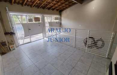 Imagem: A casa possui 2 Dormitórios, 1 Banheiro, 2 Vagas na garagem