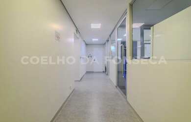 Imagem: O depósito possui 2 Vagas na garagem, 110m² de Área e está