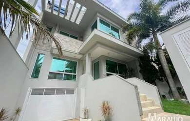 Imagem: A casa possui 4 Dormitórios, 4 Banheiros, 5 Vagas na garagem