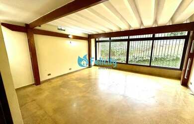 Imagem: A casa possui 3 Dormitórios, 2 Banheiros, 2 Vagas na garagem