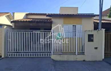 Imagem: A casa possui 2 Dormitórios, 1 Banheiro, 1 Vaga na garagem