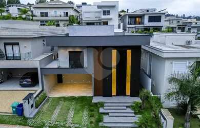 Imagem: A casa em condomínio possui 5 Dormitórios, 5 Banheiros, 4