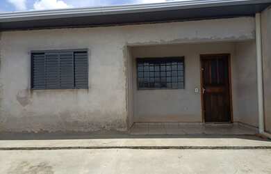 Imagem: A casa possui 3 Dormitórios, 1 Banheiro, 1 Vaga na garagem