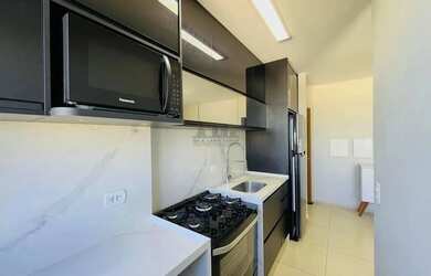 Imagem: O apartamento possui 2 Dormitórios, 1 Banheiro, 1 Vaga na garagem