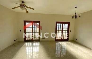 Imagem: A casa possui 4 Dormitórios, 5 Banheiros, 5 Vagas na garagem