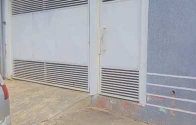 Imagem: A casa possui 2 Dormitórios, 1 Banheiro e 2 Vagas na garagem