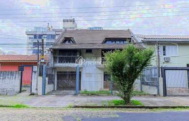 Imagem: A casa possui 4 Dormitórios, 5 Banheiros, 3 Vagas na garagem