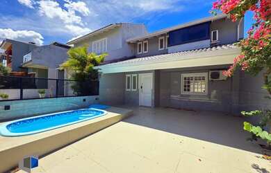 Imagem: A casa possui 3 Dormitórios, 3 Banheiros, 2 Vagas na garagem