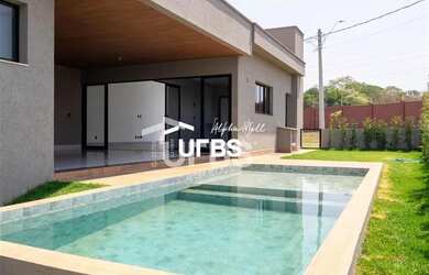 Imagem: A casa em condomínio possui 4 Dormitórios, 5 Banheiros, 2