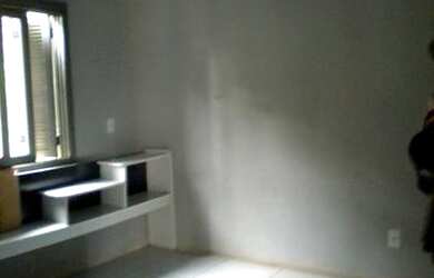 Imagem: A casa possui 2 Dormitórios, 2 Vagas na garagem e 53m² de