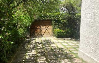 Imagem: A casa possui 4 Dormitórios, 2 Banheiros, 2 Vagas na garagem