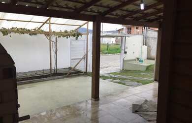 Imagem: A casa possui 3 Dormitórios, 1 Banheiro, 1 Vaga na garagem