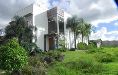 Imagem: A casa em condomínio possui 4 Dormitórios, 5 Banheiros, 2