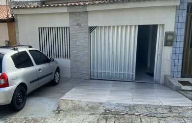 Imagem: A casa possui 3 Dormitórios, 2 Banheiros, 1 Vaga na garagem