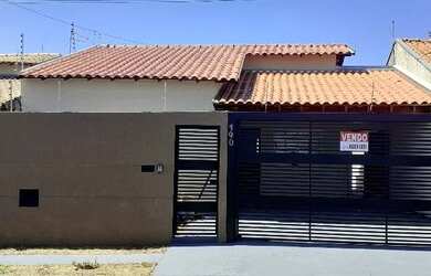 Imagem: A casa possui 3 Dormitórios, 2 Banheiros, 2 Vagas na garagem