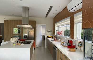 Imagem: A casa em condomínio possui 3 Dormitórios, 3 Banheiros, 4