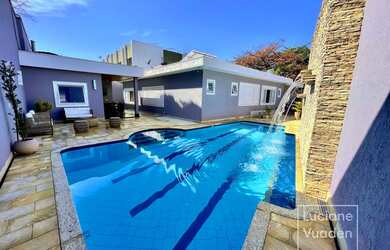 Imagem: A casa possui 4 Dormitórios, 5 Banheiros, 4 Vagas na garagem