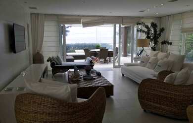 Imagem 1: Linda casa frente ao mar dentro de condomínio na praia de juquehy , disponível...