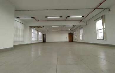 Imagem: O depósito possui 3 Vagas na garagem, 120m² de Área e está