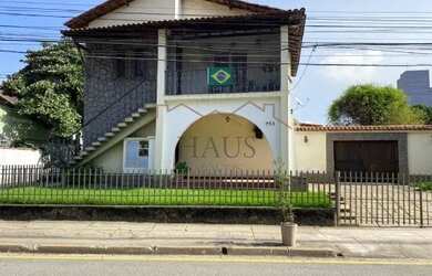 Imagem: A casa possui 5 Dormitórios, 5 Banheiros, 5 Vagas na garagem
