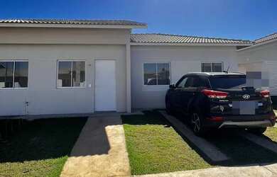 Imagem: A casa em condomínio possui 3 Dormitórios, 1 Banheiro, 2 Vagas