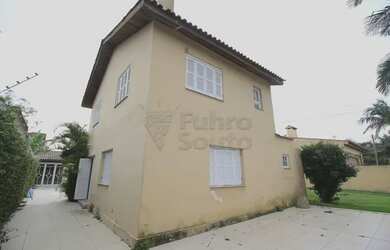 Imagem: A casa possui 3 Dormitórios, 2 Banheiros, 3 Vagas na garagem