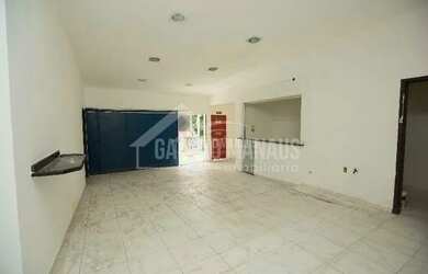 Imagem: O depósito possui 5 Vagas na garagem e 560m² de Área e está