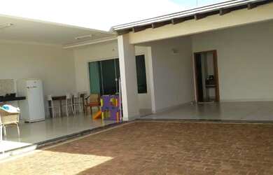 Imagem: A casa possui 3 Dormitórios, 2 Banheiros, 4 Vagas na garagem