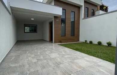 Imagem: A casa possui 3 Dormitórios, 2 Banheiros, 2 Vagas na garagem