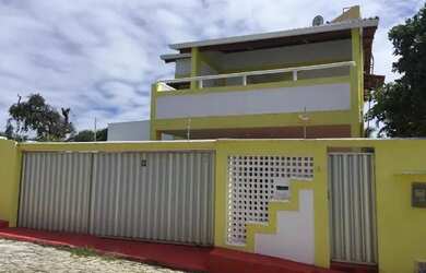 Imagem: A casa possui 4 Dormitórios, 3 Banheiros, 5 Vagas na garagem